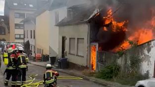 Einsatzkräfte der Feuerwehr löschen einen Brand in Saarbrücken-Malstatt. (Foto: BeckerBredel)