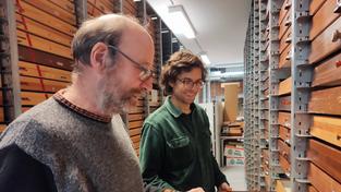 SAKA-Teamleiter Thomas Schneider und SAKA-Mitarbeiter Nicolas Griesang in der naturhistorischen Sammlung des Saarlandes (Foto: SR/Katja Preißner)
