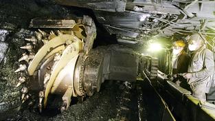 Ein Walzenschrämlader baut unter Tage Steinkohle ab (Foto: dpa)