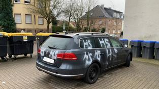 Ein mit weißem Lack besprühtes Auto (Foto: Polizei Saarland)