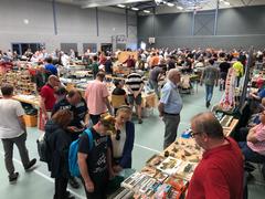 Besucher bei der Modellbaubörse in Freisen (Foto: SR/Max Zettler)
