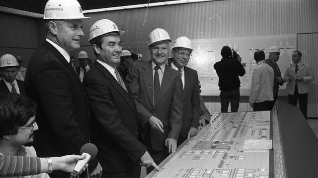 Ministerpräsident Werner Zeyer (mit Anzug und Bauhelm) drückt den Startknopf für das neue Großkraftwerk. (Foto: Landesarchiv Saarland)