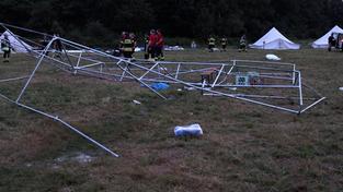 Verformtes Gestänge eines zerstörten Zeltes der Ferienfreizeit noch einem Sturm liegt auf der Wiese. (Foto: Thorsten Kremers)