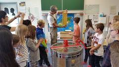 Projekt Bienen machen Schule: Imker Peter Sänger in der Grundschule Scheidt (Foto: SR 1 / Barbara Zeidler)