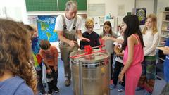 Projekt Bienen machen Schule: Imker Peter Sänger in der Grundschule Scheidt (Foto: SR 1 / Barbara Zeidler)