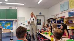 Projekt Bienen machen Schule: Imker Peter Sänger in der Grundschule Scheidt (Foto: SR 1 / Barbara Zeidler)