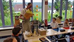 Projekt Bienen machen Schule: Imker Peter Sänger in der Grundschule Scheidt (Foto: SR 1 / Barbara Zeidler)