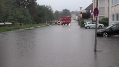 Die Feuerwehr hat in St. Wendel eine überflutete Straße abgesperrt.  (Foto: Thorsten Kremers)