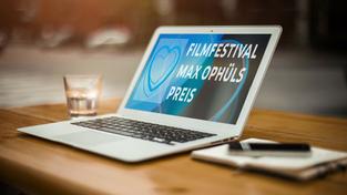 Bildmontage: Das Logo des Filmfestival Max Ophüls Preis ist auf dem Bildschirmhintergrund eines Laptops zu sehen (Foto: Pixabay/Veranstalter)
