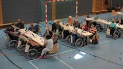 Senioren essen in einer zur Notunterkunft hergerichteten Turnhalle (Foto: Pasquale D'Angiolillo)