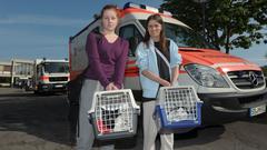 Zwei Frauen verlassen mit ihren Katzen den wegen einer Bombenentschärfung gesperrten Bereich in Malstatt (Foto: Pasquale D'Angiolillo)