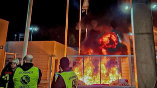 Brand hinter einer Tribüne im Ludwigsparkstadion (Foto: Freiwillige Feuerwehr Saarbrücken / Facebook)