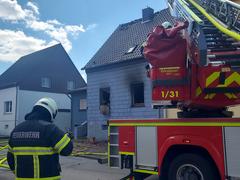 Die Feuerwehr bekämpft einen Brand in einem Wohnhaus in Kirkel-Neuhäusel.  (Foto: BeckerBredel)
