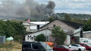 Eine Rauchsäule über einem Flächenbrand in Mauschbach (Foto: Privatfoto/Lauer)
