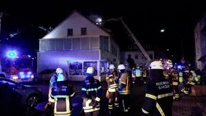 Feuerwehrleute löschen einen nächtlichen Brand in Saarlouis-Roden (Foto: Thorsten Kremers)