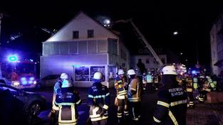 Feuerwehrleute löschen einen nächtlichen Brand in Saarlouis-Roden (Foto: Thorsten Kremers)