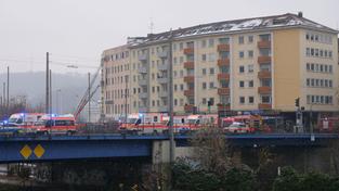 Einsatzkräfte bei einem Brand am Saarufer (Foto: Pasquale D'Angiolillo)