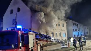 Rauchwolken drängen aus einer Brandwohnung in Spiesen (Foto: Feuerwehr Spiesen-Elversberg)