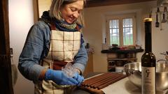 Brennerin Margot Guillon stellt mit Speierling-Schnaps Trüffel her (Foto: SR)