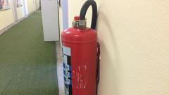 Ein Feuerlöscher ohne Zertifikat hängt im Flur (Foto: SR)
