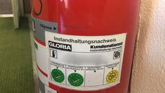 Abgelaufene Prüfsiegel auf einem Feuerlöscher im Gebäude C 5.2 an der Saar-Uni (Foto: SR)