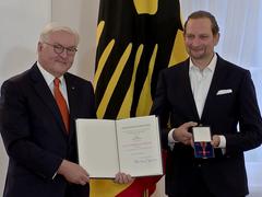 Bundespräsident Frank-Walter Steinmeier überreicht Phil Sahner das Bundesverdienstkreuz. (Foto: SR Fernsehen)