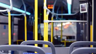 Der leere Fahrgastraum eines Omnibus (Foto: pixabay/naeimasgary)