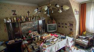 Blick in die Wohnung des verstorbenen Pfarrers Edmund Dillinger, Akten und Beweismittel stapeln sich auf Boden und Möbeln (Foto: SR)