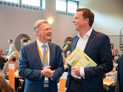 Stephan Toscani (links) und Tobias Hans beim CDU-Landesparteitag am 28.05.2022 in Eppelborn (Foto: Oliver Dietze)