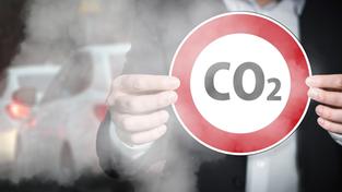 Bildmontage: CO2 Schild und Abgase (Foto: Pixabay)