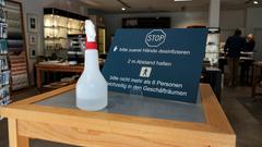 In den meisten Geschäften stehen am Eingang Hinweise und Desinfektionsmittel bereit. (Foto: SR/Sebastian Knöbber)