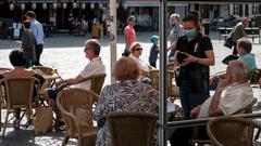 Auch in der Gastronomie kommt man sich beim servieren unweigerlich nahe. Die Infektionsgefahr wird durch Trennscheiben und Atemmasken eingedämmt. (Foto: SR/Sebastian Knöbber)