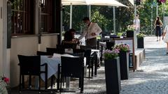Über voll besetzte Tische dürfen sich gebeutelte Gastronomen noch lange nicht freuen. (Foto: SR/Sebastian Knöbber)