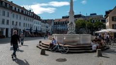 Vorsichtig trauen sich Wenige mit Abstand wieder auf den St. Johanner Markt (Foto: SR/Sebastian Knöbber)