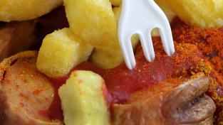 Currywurst mit Pommes Frites (Foto: dpa)