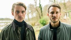 Hauptkommissare bei der Arbeit: Adam Schürk (Daniel Sträßer) und Leo Hölzer (Vladimir Burlakov) – v.l. sind seit 2019 die neuen Ermittler im SR Tatort. Ihr Debut geben sie in Das fleißige Lieschen.  (Foto: SR/Manuela Meyer)