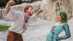 Der verzauberte Prinz (Lucas Prisor) und die verzauberte Prinzessin (Jytte-Merle Böhrnsen) streiten sich. (Foto: rbb/Theo Lustig)