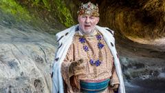 Der König (Heinz Hoenig) bittet den Waldgeist (Oli Bigalke), ihm das singende, klingende Bäumchen zu vermachen. rbb/Theo Lustig (Foto: rbb/Theo Lustig)