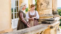 Die Amme (Steffi Kühnert) und die Zofe (Gro Swantje Kohlhof) betrachten das im Garten gepflanzte Bäumchen. (Foto: rbb/Theo Lustig)