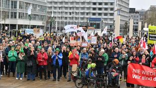 Demo "Bunt statt braun" am 22.02.2025 vor der Congresshalle in Saarbrücken (Foto: BeckerBredel)
