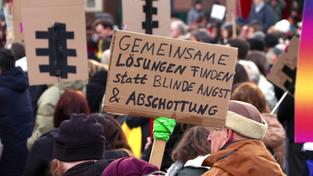 750 Menschen haben am Samstag in Neunkirchen gegen Rechtsextremismus demonstriert. (Foto: SR)