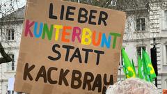 Plakat mit der Aufschrift "Lieber kunterbunt statt kackbraun" (Foto: Nisl Crauser)