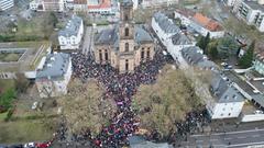 Rund 10.000 Menschen haben sich am 3.2.2024 auf dem Saarbrücker Ludwigsplatz versammelt, um gegen Rechtsextremismus zu demonstrieren. (Foto: Alexander M. Groß)