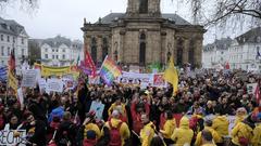 Tausende Menschen demonstrieren auf dem Saarbrücker Ludwigsplatz gegen Rechtsextremismus (Foto: Sebastian Knöbber / SR)