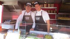 Der Profi Uwe Feller und sein Team verkaufen neben Frittten auch Burger und Icecream auf Streetfood-Märkten (Foto: Gordian Arneth)
