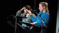 Brigitte Urhausen (links) als Julie und Lisa Bihl als Élodie bei der Live-Aufführung von "Der Gestank der Welt oder Paarungstanz ist eine tote Sprache", einem Hörspiel von Caroline Bélisle (Foto: SR / Oliver Dietze)