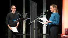 Von links: Oliver Urbanski als Der Typ von Hol & Bring und Lisa Bihl als Élodie bei der Live-Aufführung von "Der Gestank der Welt oder Paarungstanz ist eine tote Sprache", einem Hörspiel von Caroline Bélisle (Foto: SR / Oliver Dietze)