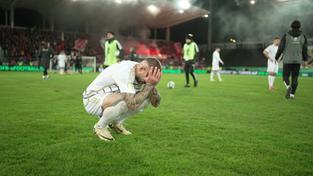 Nach der FCS-Niederlage im DFB-Pokal-Halbfinale. Enttäuschter Spieler Calogero Rizzuto kniet auf dem Rasen. (Foto: SR)