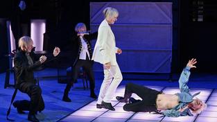 In der Mitte: Mira Fajfer (Dorian Gray) und Sébastien Jacobi (Alan Campbell) (Foto: Martin Kaufhold)