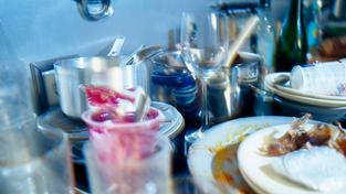 Symbolbild: Schmutziges Geschirr in der Küche (Foto: picture alliance / imageBROKER | Simon Katzer)